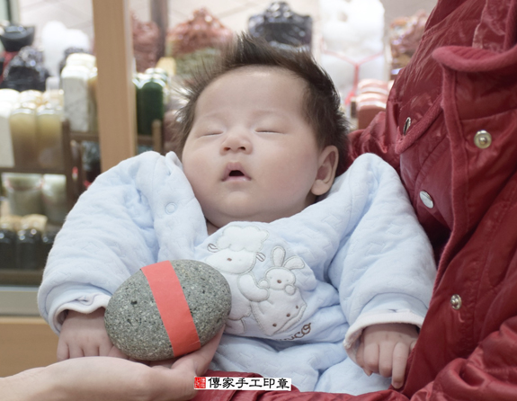 葉寶寶(新北永和區嬰兒寶寶滿月剃頭理髮、免費嬰兒剃胎毛儀式吉祥話)。中國風會場，爸媽寶貝免費穿「日中韓」古裝禮服。專業拍照、DVD光碟、證書。★購買「臍帶章、肚臍章、胎毛筆刷印章」贈送：剃頭、收涎、抓周，三選一。 2015.12.05 照片5