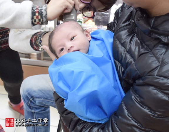 剃胎毛、滿月剃頭、嬰兒剃頭、嬰兒理髮、嬰兒剃髮、嬰兒剃胎毛、嬰兒滿月剃頭、寶寶剃頭、剃胎毛儀式、剃胎毛吉祥話、滿月剃頭儀式、滿月剃頭吉祥話、寶寶剃胎毛、寶寶滿月剃頭理髮、新北永和區剃胎毛、新北永和區滿月剃頭、新北永和區嬰兒剃頭剃胎毛、新北永和區嬰兒理髮、新北永和區嬰兒剃髮、林寶寶(新北永和區嬰兒寶寶滿月剃頭理髮、免費嬰兒剃胎毛儀式吉祥話)。中國風會場，爸媽寶貝免費穿「日中韓」古裝禮服。專業拍照、DVD光碟、證書。★購買「臍帶章、肚臍章、胎毛筆刷印章」贈送：剃頭、收涎、抓周，三選一。2016.01.12 照片15