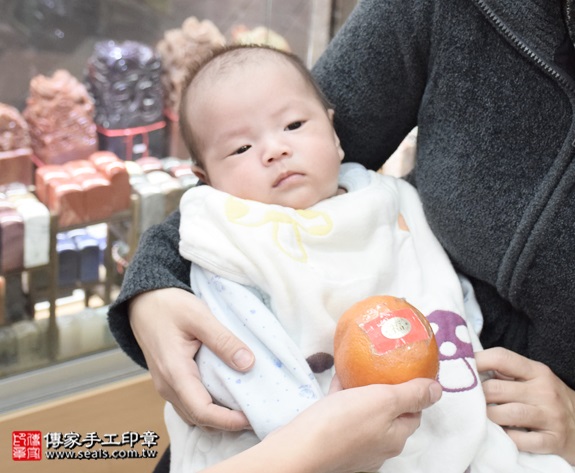 剃胎毛、滿月剃頭、嬰兒剃頭、嬰兒理髮、嬰兒剃髮、嬰兒剃胎毛、嬰兒滿月剃頭、寶寶剃頭、剃胎毛儀式、剃胎毛吉祥話、滿月剃頭儀式、滿月剃頭吉祥話、寶寶剃胎毛、寶寶滿月剃頭理髮、新北永和區剃胎毛、新北永和區滿月剃頭、新北永和區嬰兒剃頭剃胎毛、新北永和區嬰兒理髮、新北永和區嬰兒剃髮、周寶寶(新北永和區嬰兒寶寶滿月剃頭理髮、免費嬰兒剃胎毛儀式吉祥話)。中國風會場，爸媽寶貝免費穿「日中韓」古裝禮服。專業拍照、DVD光碟、證書。★購買「臍帶章、肚臍章、胎毛筆刷印章」贈送：剃頭、收涎、抓周，三選一。2015.12.19 照片8