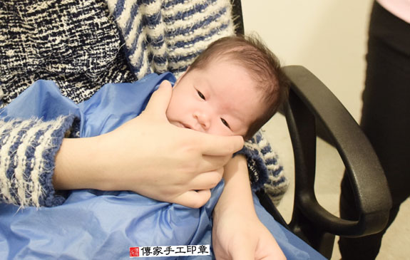 蔡寶寶(新北中和區到府嬰兒寶寶滿月剃頭理髮、免費到府嬰兒剃胎毛儀式吉祥話)。到府剃頭剃胎毛主持、專業拍照、DVD光碟、證書。★購買「臍帶章、肚臍章、胎毛筆刷印章」贈送：剃頭、收涎、抓周，三選一。2015.11.04 照片15