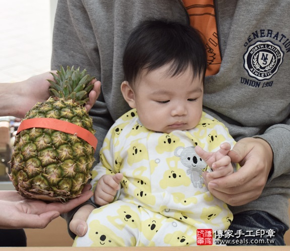 剃胎毛、滿月剃頭、嬰兒剃頭、嬰兒理髮、嬰兒剃髮、嬰兒剃胎毛、嬰兒滿月剃頭、寶寶剃頭、剃胎毛儀式、剃胎毛吉祥話、滿月剃頭儀式、滿月剃頭吉祥話、寶寶剃胎毛、寶寶滿月剃頭理髮、 新北永和區剃胎毛、新北永和區滿月剃頭、新北永和區嬰兒剃頭剃胎毛、新北永和區嬰兒理髮、新北永和區嬰兒剃髮、彭寶寶(新北永和區嬰兒寶寶滿月剃頭理髮、免費嬰兒剃胎毛儀式吉祥話)。中國風會場，爸媽寶貝免費穿「日中韓」古裝禮服。專業拍照、DVD光碟、證書。★購買「臍帶章、肚臍章、胎毛筆刷印章」贈送：剃頭、收涎、抓周，三選一。2015.12.13 照片9