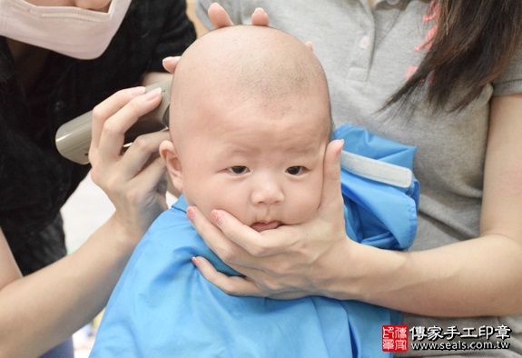 剃胎毛、滿月剃頭、嬰兒剃頭、嬰兒理髮、嬰兒剃髮、嬰兒剃胎毛、嬰兒滿月剃頭、寶寶剃頭、剃胎毛儀式、剃胎毛吉祥話、滿月剃頭儀式、滿月剃頭吉祥話、寶寶剃胎毛、寶寶滿月剃頭理髮、新北永和區剃胎毛、新北永和區滿月剃頭、新北永和區嬰兒剃頭剃胎毛、新北永和區嬰兒理髮、新北永和區嬰兒剃髮、張寶寶(新北永和區嬰兒寶寶滿月剃頭理髮、免費嬰兒剃胎毛儀式吉祥話)。中國風會場，爸媽寶貝免費穿「日中韓」古裝禮服。專業拍照、DVD光碟、證書。★購買「臍帶章、肚臍章、胎毛筆刷印章」贈送：剃頭、收涎、抓周，三選一。2016.05.21  照片17
