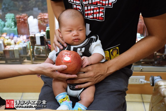 剃胎毛、滿月剃頭、嬰兒剃頭、嬰兒理髮、嬰兒剃髮、嬰兒剃胎毛、嬰兒滿月剃頭、寶寶剃頭、剃胎毛儀式、剃胎毛吉祥話、滿月剃頭儀式、滿月剃頭吉祥話、寶寶剃胎毛、寶寶滿月剃頭理髮、新北永和區剃胎毛、新北永和區滿月剃頭、新北永和區嬰兒剃頭剃胎毛、新北永和區嬰兒理髮、新北永和區嬰兒剃髮、曹寶寶(新北永和區嬰兒寶寶滿月剃頭理髮、免費嬰兒剃胎毛儀式吉祥話)。中國風會場，爸媽寶貝免費穿「日中韓」古裝禮服。專業拍照、DVD光碟、證書。★購買「臍帶章、肚臍章、胎毛筆刷印章」贈送：剃頭、收涎、抓周，三選一。2016.10.11 照片9