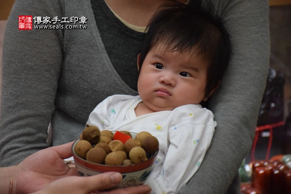 剃胎毛、滿月剃頭、嬰兒剃頭、嬰兒理髮、嬰兒剃髮、嬰兒剃胎毛、嬰兒滿月剃頭、寶寶剃頭、剃胎毛儀式、剃胎毛吉祥話、滿月剃頭儀式、滿月剃頭吉祥話、寶寶剃胎毛、寶寶滿月剃頭理髮、新北永和區剃胎毛、新北永和區滿月剃頭、新北永和區嬰兒剃頭剃胎毛、新北永和區嬰兒理髮、新北永和區嬰兒剃髮、鐘寶寶(新北永和區嬰兒寶寶滿月剃頭理髮、免費嬰兒剃胎毛儀式吉祥話)。中國風會場，爸媽寶貝免費穿「日中韓」古裝禮服。專業拍照、DVD光碟、證書。★購買「臍帶章、肚臍章、胎毛筆刷印章」贈送：剃頭、收涎、抓周，三選一。2016.04.06  照片8