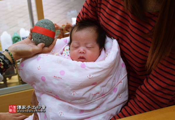 剃胎毛、滿月剃頭、嬰兒剃頭、嬰兒理髮、嬰兒剃髮、嬰兒剃胎毛、嬰兒滿月剃頭、寶寶剃頭、剃胎毛儀式、剃胎毛吉祥話、滿月剃頭儀式、滿月剃頭吉祥話、寶寶剃胎毛、寶寶滿月剃頭理髮、新北永和區剃胎毛、新北永和區滿月剃頭、新北永和區嬰兒剃頭剃胎毛、新北永和區嬰兒理髮、新北永和區嬰兒剃髮、許寶寶們(新北永和區嬰兒寶寶滿月剃頭理髮、免費嬰兒剃胎毛儀式吉祥話)。中國風會場，爸媽寶貝免費穿「日中韓」古裝禮服。專業拍照、DVD光碟、證書。★購買「臍帶章、肚臍章、胎毛筆刷印章」贈送：剃頭、收涎、抓周，三選一。2016.03.26  照片7