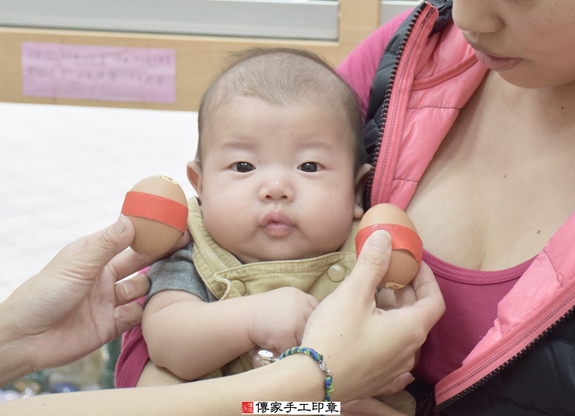 王寶寶(新北永和區嬰兒寶寶滿月剃頭理髮、免費嬰兒剃胎毛儀式吉祥話)。中國風會場，爸媽寶貝免費穿「日中韓」古裝禮服。專業拍照、DVD光碟、證書。★購買「臍帶章、肚臍章、胎毛筆刷印章」贈送：剃頭、收涎、抓周，三選一。 2015.11.22 照片3