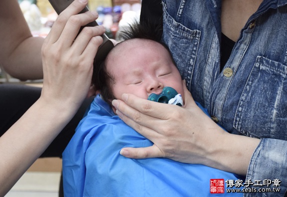 剃胎毛、滿月剃頭、嬰兒剃頭、嬰兒理髮、嬰兒剃髮、嬰兒剃胎毛、嬰兒滿月剃頭、寶寶剃頭、剃胎毛儀式、剃胎毛吉祥話、滿月剃頭儀式、滿月剃頭吉祥話、寶寶剃胎毛、寶寶滿月剃頭理髮、新北永和區剃胎毛、新北永和區滿月剃頭、新北永和區嬰兒剃頭剃胎毛、新北永和區嬰兒理髮、新北永和區嬰兒剃髮、小蘿蔔(新北永和區嬰兒寶寶滿月剃頭理髮、免費嬰兒剃胎毛儀式吉祥話)。中國風會場，爸媽寶貝免費穿「日中韓」古裝禮服。專業拍照、DVD光碟、證書。★購買「臍帶章、肚臍章、胎毛筆刷印章」贈送：剃頭、收涎、抓周，三選一。2016.05.14  照片16