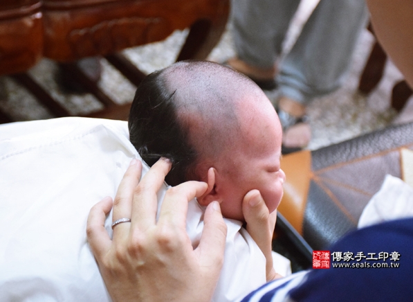 剃胎毛、滿月剃頭、嬰兒剃頭、嬰兒理髮、嬰兒剃髮、嬰兒剃胎毛、嬰兒滿月剃頭、寶寶剃頭、剃胎毛儀式、剃胎毛吉祥話、滿月剃頭儀式、滿月剃頭吉祥話、寶寶剃胎毛、寶寶滿月剃頭理髮、 台中北區剃胎毛、台中北區滿月剃頭、 台中北區嬰兒剃頭剃胎毛、台中北區嬰兒理髮、台中北區嬰兒剃髮、游寶寶(台中北區到府嬰兒寶寶滿月剃頭理髮、免費到府嬰兒剃胎毛儀式吉祥話)。到府剃頭剃胎毛主持、專業拍照、DVD光碟、證書。★購買「臍帶章、肚臍章、胎毛筆刷印章」贈送：剃頭、收涎、抓周，三選一。2016.04.07  照片15