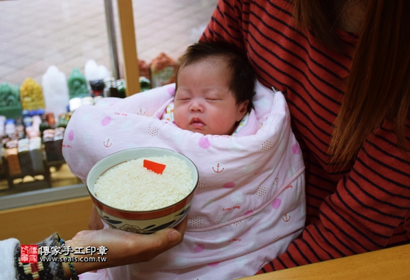 剃胎毛、滿月剃頭、嬰兒剃頭、嬰兒理髮、嬰兒剃髮、嬰兒剃胎毛、嬰兒滿月剃頭、寶寶剃頭、剃胎毛儀式、剃胎毛吉祥話、滿月剃頭儀式、滿月剃頭吉祥話、寶寶剃胎毛、寶寶滿月剃頭理髮、新北永和區剃胎毛、新北永和區滿月剃頭、新北永和區嬰兒剃頭剃胎毛、新北永和區嬰兒理髮、新北永和區嬰兒剃髮、許寶寶們(新北永和區嬰兒寶寶滿月剃頭理髮、免費嬰兒剃胎毛儀式吉祥話)。中國風會場，爸媽寶貝免費穿「日中韓」古裝禮服。專業拍照、DVD光碟、證書。★購買「臍帶章、肚臍章、胎毛筆刷印章」贈送：剃頭、收涎、抓周，三選一。2016.03.26  照片9