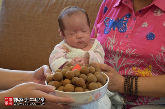 剃胎毛、滿月剃頭、嬰兒剃頭、嬰兒理髮、嬰兒剃髮、嬰兒剃胎毛、嬰兒滿月剃頭、寶寶剃頭、剃胎毛儀式、剃胎毛吉祥話、滿月剃頭儀式、滿月剃頭吉祥話、寶寶剃胎毛、寶寶滿月剃頭理髮、 新北市北投地區剃胎毛、新北市北投地區滿月剃頭、新北市北投地區嬰兒剃頭剃胎毛、新北市北投地區嬰兒理髮、新北市嬰兒剃髮、蘇寶寶(新北北投區到府嬰兒寶寶滿月剃頭理髮、免費到府嬰兒剃胎毛儀式吉祥話)。到府剃頭剃胎毛主持、專業拍照、DVD光碟、證書。★購買「臍帶章、肚臍章、胎毛筆刷印章」贈送：剃頭、收涎、抓周，三選一。2017.09.18照片12