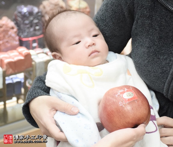 剃胎毛、滿月剃頭、嬰兒剃頭、嬰兒理髮、嬰兒剃髮、嬰兒剃胎毛、嬰兒滿月剃頭、寶寶剃頭、剃胎毛儀式、剃胎毛吉祥話、滿月剃頭儀式、滿月剃頭吉祥話、寶寶剃胎毛、寶寶滿月剃頭理髮、新北永和區剃胎毛、新北永和區滿月剃頭、新北永和區嬰兒剃頭剃胎毛、新北永和區嬰兒理髮、新北永和區嬰兒剃髮、周寶寶(新北永和區嬰兒寶寶滿月剃頭理髮、免費嬰兒剃胎毛儀式吉祥話)。中國風會場，爸媽寶貝免費穿「日中韓」古裝禮服。專業拍照、DVD光碟、證書。★購買「臍帶章、肚臍章、胎毛筆刷印章」贈送：剃頭、收涎、抓周，三選一。2015.12.19 照片9