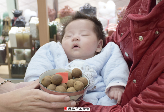 葉寶寶(新北永和區嬰兒寶寶滿月剃頭理髮、免費嬰兒剃胎毛儀式吉祥話)。中國風會場，爸媽寶貝免費穿「日中韓」古裝禮服。專業拍照、DVD光碟、證書。★購買「臍帶章、肚臍章、胎毛筆刷印章」贈送：剃頭、收涎、抓周，三選一。 2015.12.05 照片7