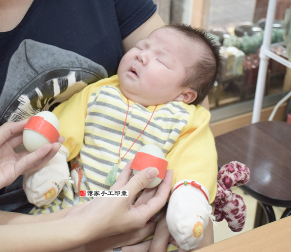 李寶寶(新北永和區嬰兒寶寶滿月剃頭理髮、免費嬰兒剃胎毛儀式吉祥話)。中國風會場，爸媽寶貝免費穿「日中韓」古裝禮服。專業拍照、DVD光碟、證書。★購買「臍帶章、肚臍章、胎毛筆刷印章」贈送：剃頭、收涎、抓周，三選一。 2015.11.29 照片4