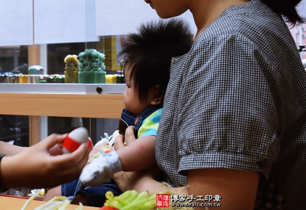 剃胎毛、滿月剃頭、嬰兒剃頭、嬰兒理髮、嬰兒剃髮、嬰兒剃胎毛、嬰兒滿月剃頭、寶寶剃頭、剃胎毛儀式、剃胎毛吉祥話、滿月剃頭儀式、滿月剃頭吉祥話、寶寶剃胎毛、寶寶滿月剃頭理髮、台中北區剃胎毛、台中北區滿月剃頭、台中北區嬰兒剃頭剃胎毛、台中北區嬰兒理髮、台中北區嬰兒剃髮、李寶寶(台中北區嬰兒寶寶滿月剃頭理髮、免費嬰兒剃胎毛儀式吉祥話)。中國風會場，爸媽寶貝免費穿「日中韓」古裝禮服。專業拍照、DVD光碟、證書。★購買「臍帶章、肚臍章、胎毛筆刷印章」贈送：剃頭、收涎、抓周，三選一。2016.04.24  照片4
