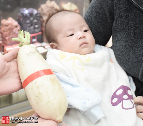 剃胎毛、滿月剃頭、嬰兒剃頭、嬰兒理髮、嬰兒剃髮、嬰兒剃胎毛、嬰兒滿月剃頭、寶寶剃頭、剃胎毛儀式、剃胎毛吉祥話、滿月剃頭儀式、滿月剃頭吉祥話、寶寶剃胎毛、寶寶滿月剃頭理髮、新北永和區剃胎毛、新北永和區滿月剃頭、新北永和區嬰兒剃頭剃胎毛、新北永和區嬰兒理髮、新北永和區嬰兒剃髮、周寶寶(新北永和區嬰兒寶寶滿月剃頭理髮、免費嬰兒剃胎毛儀式吉祥話)。中國風會場，爸媽寶貝免費穿「日中韓」古裝禮服。專業拍照、DVD光碟、證書。★購買「臍帶章、肚臍章、胎毛筆刷印章」贈送：剃頭、收涎、抓周，三選一。2015.12.19 照片10