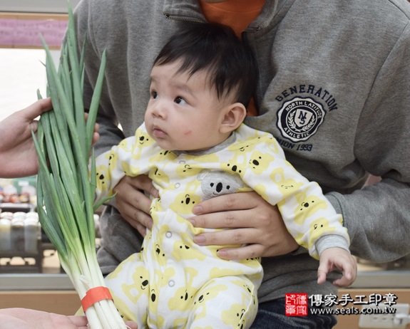 剃胎毛、滿月剃頭、嬰兒剃頭、嬰兒理髮、嬰兒剃髮、嬰兒剃胎毛、嬰兒滿月剃頭、寶寶剃頭、剃胎毛儀式、剃胎毛吉祥話、滿月剃頭儀式、滿月剃頭吉祥話、寶寶剃胎毛、寶寶滿月剃頭理髮、 新北永和區剃胎毛、新北永和區滿月剃頭、新北永和區嬰兒剃頭剃胎毛、新北永和區嬰兒理髮、新北永和區嬰兒剃髮、彭寶寶(新北永和區嬰兒寶寶滿月剃頭理髮、免費嬰兒剃胎毛儀式吉祥話)。中國風會場，爸媽寶貝免費穿「日中韓」古裝禮服。專業拍照、DVD光碟、證書。★購買「臍帶章、肚臍章、胎毛筆刷印章」贈送：剃頭、收涎、抓周，三選一。2015.12.13 照片11