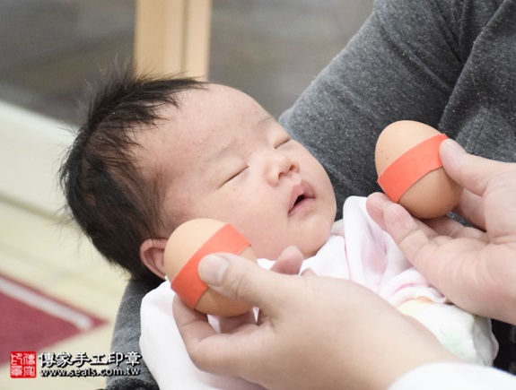 剃胎毛、滿月剃頭、嬰兒剃頭、嬰兒理髮、嬰兒剃髮、嬰兒剃胎毛、嬰兒滿月剃頭、寶寶剃頭、剃胎毛儀式、剃胎毛吉祥話、滿月剃頭儀式、滿月剃頭吉祥話、寶寶剃胎毛、寶寶滿月剃頭理髮、新北永和區剃胎毛、新北永和區滿月剃頭、新北永和區嬰兒剃頭剃胎毛、新北永和區嬰兒理髮、新北永和區嬰兒剃髮、廖寶寶(新北永和區嬰兒寶寶滿月剃頭理髮、免費嬰兒剃胎毛儀式吉祥話)。中國風會場，爸媽寶貝免費穿「日中韓」古裝禮服。專業拍照、DVD光碟、證書。★購買「臍帶章、肚臍章、胎毛筆刷印章」贈送：剃頭、收涎、抓周，三選一。2015.12.18 照片3
