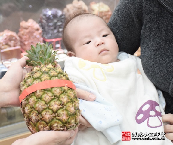 剃胎毛、滿月剃頭、嬰兒剃頭、嬰兒理髮、嬰兒剃髮、嬰兒剃胎毛、嬰兒滿月剃頭、寶寶剃頭、剃胎毛儀式、剃胎毛吉祥話、滿月剃頭儀式、滿月剃頭吉祥話、寶寶剃胎毛、寶寶滿月剃頭理髮、新北永和區剃胎毛、新北永和區滿月剃頭、新北永和區嬰兒剃頭剃胎毛、新北永和區嬰兒理髮、新北永和區嬰兒剃髮、周寶寶(新北永和區嬰兒寶寶滿月剃頭理髮、免費嬰兒剃胎毛儀式吉祥話)。中國風會場，爸媽寶貝免費穿「日中韓」古裝禮服。專業拍照、DVD光碟、證書。★購買「臍帶章、肚臍章、胎毛筆刷印章」贈送：剃頭、收涎、抓周，三選一。2015.12.19 照片11
