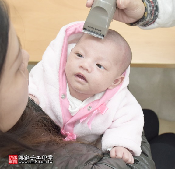 剃胎毛、滿月剃頭、嬰兒剃頭、嬰兒理髮、嬰兒剃髮、嬰兒剃胎毛、嬰兒滿月剃頭、寶寶剃頭、剃胎毛儀式、剃胎毛吉祥話、滿月剃頭儀式、滿月剃頭吉祥話、寶寶剃胎毛、寶寶滿月剃頭理髮、新北永和區剃胎毛、新北永和區滿月剃頭、新北永和區嬰兒剃頭剃胎毛、新北永和區嬰兒理髮、新北永和區嬰兒剃髮、林寶寶(新北永和區嬰兒寶寶滿月剃頭理髮、免費嬰兒剃胎毛儀式吉祥話)。中國風會場，爸媽寶貝免費穿「日中韓」古裝禮服。專業拍照、DVD光碟、證書。★購買「臍帶章、肚臍章、胎毛筆刷印章」贈送：剃頭、收涎、抓周，三選一。2016.01.12 照片16