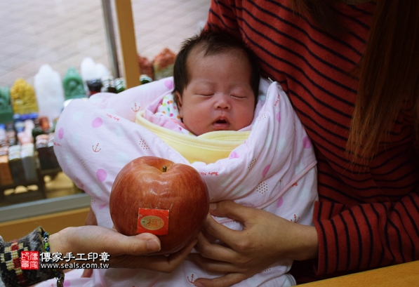 剃胎毛、滿月剃頭、嬰兒剃頭、嬰兒理髮、嬰兒剃髮、嬰兒剃胎毛、嬰兒滿月剃頭、寶寶剃頭、剃胎毛儀式、剃胎毛吉祥話、滿月剃頭儀式、滿月剃頭吉祥話、寶寶剃胎毛、寶寶滿月剃頭理髮、新北永和區剃胎毛、新北永和區滿月剃頭、新北永和區嬰兒剃頭剃胎毛、新北永和區嬰兒理髮、新北永和區嬰兒剃髮、許寶寶們(新北永和區嬰兒寶寶滿月剃頭理髮、免費嬰兒剃胎毛儀式吉祥話)。中國風會場，爸媽寶貝免費穿「日中韓」古裝禮服。專業拍照、DVD光碟、證書。★購買「臍帶章、肚臍章、胎毛筆刷印章」贈送：剃頭、收涎、抓周，三選一。2016.03.26  照片13