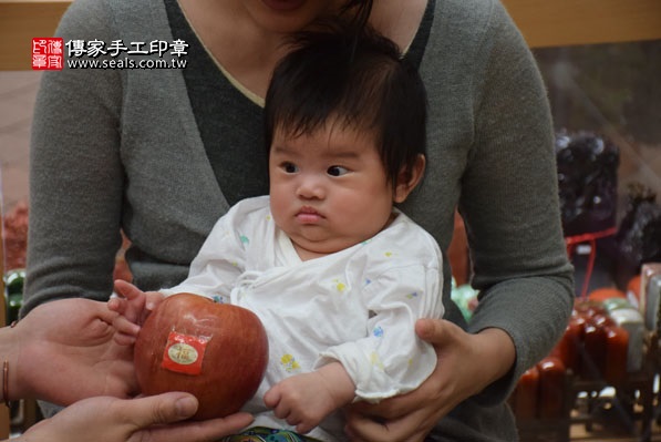 剃胎毛、滿月剃頭、嬰兒剃頭、嬰兒理髮、嬰兒剃髮、嬰兒剃胎毛、嬰兒滿月剃頭、寶寶剃頭、剃胎毛儀式、剃胎毛吉祥話、滿月剃頭儀式、滿月剃頭吉祥話、寶寶剃胎毛、寶寶滿月剃頭理髮、新北永和區剃胎毛、新北永和區滿月剃頭、新北永和區嬰兒剃頭剃胎毛、新北永和區嬰兒理髮、新北永和區嬰兒剃髮、鐘寶寶(新北永和區嬰兒寶寶滿月剃頭理髮、免費嬰兒剃胎毛儀式吉祥話)。中國風會場，爸媽寶貝免費穿「日中韓」古裝禮服。專業拍照、DVD光碟、證書。★購買「臍帶章、肚臍章、胎毛筆刷印章」贈送：剃頭、收涎、抓周，三選一。2016.04.06  照片9
