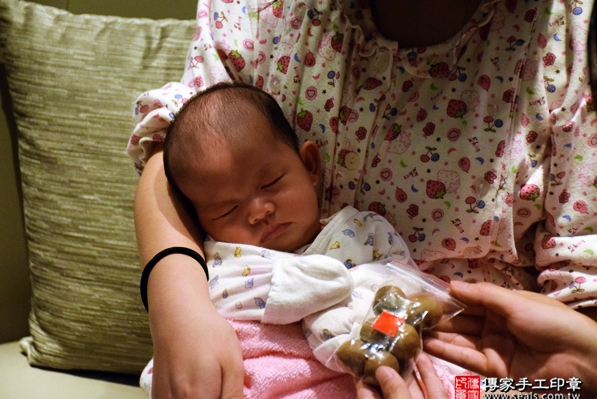 剃胎毛、滿月剃頭、嬰兒剃頭、嬰兒理髮、嬰兒剃髮、嬰兒剃胎毛、嬰兒滿月剃頭、寶寶剃頭、剃胎毛儀式、剃胎毛吉祥話、滿月剃頭儀式、滿月剃頭吉祥話、寶寶剃胎毛、寶寶滿月剃頭理髮、 台中北區剃胎毛、台中北區滿月剃頭、 台中北區嬰兒剃頭剃胎毛、台中北區嬰兒理髮、台中北區嬰兒剃髮、寶寶(台中北區到府嬰兒寶寶滿月剃頭理髮、免費到府嬰兒剃胎毛儀式吉祥話)。到府剃頭剃胎毛主持、專業拍照、DVD光碟、證書。★購買「臍帶章、肚臍章、胎毛筆刷印章」贈送：剃頭、收涎、抓周，三選一。2016.04.26  照片7