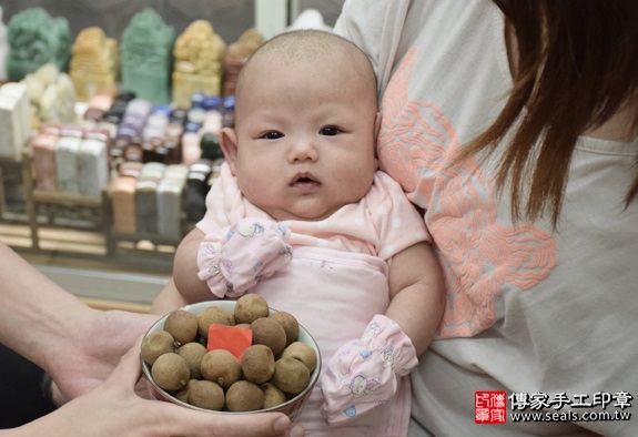 剃胎毛、滿月剃頭、嬰兒剃頭、嬰兒理髮、嬰兒剃髮、嬰兒剃胎毛、嬰兒滿月剃頭、寶寶剃頭、剃胎毛儀式、剃胎毛吉祥話、滿月剃頭儀式、滿月剃頭吉祥話、寶寶剃胎毛、寶寶滿月剃頭理髮、新北永和區剃胎毛、新北永和區滿月剃頭、新北永和區嬰兒剃頭剃胎毛、新北永和區嬰兒理髮、新北永和區嬰兒剃髮、林寶寶(新北永和區嬰兒寶寶滿月剃頭理髮、免費嬰兒剃胎毛儀式吉祥話)。中國風會場，爸媽寶貝免費穿「日中韓」古裝禮服。專業拍照、DVD光碟、證書。★購買「臍帶章、肚臍章、胎毛筆刷印章」贈送：剃頭、收涎、抓周，三選一。2016.04.30  照片7