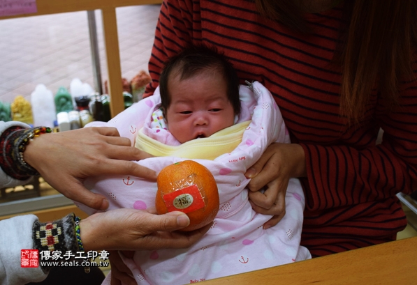 剃胎毛、滿月剃頭、嬰兒剃頭、嬰兒理髮、嬰兒剃髮、嬰兒剃胎毛、嬰兒滿月剃頭、寶寶剃頭、剃胎毛儀式、剃胎毛吉祥話、滿月剃頭儀式、滿月剃頭吉祥話、寶寶剃胎毛、寶寶滿月剃頭理髮、新北永和區剃胎毛、新北永和區滿月剃頭、新北永和區嬰兒剃頭剃胎毛、新北永和區嬰兒理髮、新北永和區嬰兒剃髮、許寶寶們(新北永和區嬰兒寶寶滿月剃頭理髮、免費嬰兒剃胎毛儀式吉祥話)。中國風會場，爸媽寶貝免費穿「日中韓」古裝禮服。專業拍照、DVD光碟、證書。★購買「臍帶章、肚臍章、胎毛筆刷印章」贈送：剃頭、收涎、抓周，三選一。2016.03.26  照片15