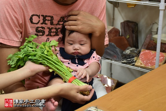 剃胎毛、滿月剃頭、嬰兒剃頭、嬰兒理髮、嬰兒剃髮、嬰兒剃胎毛、嬰兒滿月剃頭、寶寶剃頭、剃胎毛儀式、剃胎毛吉祥話、滿月剃頭儀式、滿月剃頭吉祥話、寶寶剃胎毛、寶寶滿月剃頭理髮、 新北市永和地區剃胎毛、新北市永和地區滿月剃頭、新北市永和地區嬰兒剃頭剃胎毛、新北市永和地區嬰兒理髮、新北市嬰兒剃髮、劉寶寶(新北永和區嬰兒寶寶滿月剃頭理髮、免費嬰兒剃胎毛儀式吉祥話)。中國風會場，爸媽寶貝免費穿「日中韓」古裝禮服。專業拍照、DVD光碟、證書。★購買「臍帶章、肚臍章、胎毛筆刷印章」贈送：剃頭、收涎、抓周，三選一。2017.09.10照片10