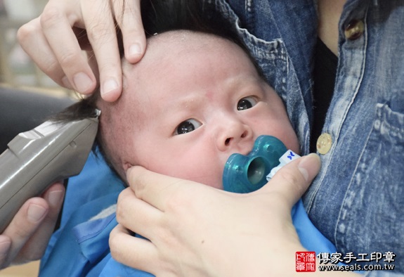 剃胎毛、滿月剃頭、嬰兒剃頭、嬰兒理髮、嬰兒剃髮、嬰兒剃胎毛、嬰兒滿月剃頭、寶寶剃頭、剃胎毛儀式、剃胎毛吉祥話、滿月剃頭儀式、滿月剃頭吉祥話、寶寶剃胎毛、寶寶滿月剃頭理髮、新北永和區剃胎毛、新北永和區滿月剃頭、新北永和區嬰兒剃頭剃胎毛、新北永和區嬰兒理髮、新北永和區嬰兒剃髮、小蘿蔔(新北永和區嬰兒寶寶滿月剃頭理髮、免費嬰兒剃胎毛儀式吉祥話)。中國風會場，爸媽寶貝免費穿「日中韓」古裝禮服。專業拍照、DVD光碟、證書。★購買「臍帶章、肚臍章、胎毛筆刷印章」贈送：剃頭、收涎、抓周，三選一。2016.05.14  照片17