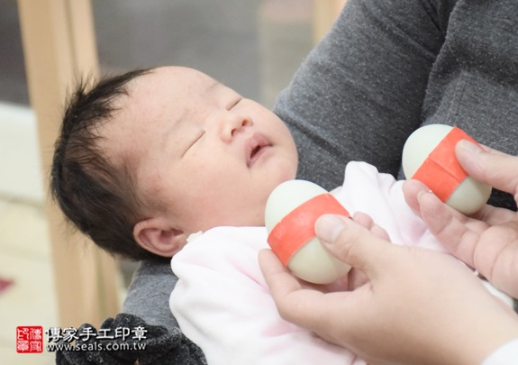 剃胎毛、滿月剃頭、嬰兒剃頭、嬰兒理髮、嬰兒剃髮、嬰兒剃胎毛、嬰兒滿月剃頭、寶寶剃頭、剃胎毛儀式、剃胎毛吉祥話、滿月剃頭儀式、滿月剃頭吉祥話、寶寶剃胎毛、寶寶滿月剃頭理髮、新北永和區剃胎毛、新北永和區滿月剃頭、新北永和區嬰兒剃頭剃胎毛、新北永和區嬰兒理髮、新北永和區嬰兒剃髮、廖寶寶(新北永和區嬰兒寶寶滿月剃頭理髮、免費嬰兒剃胎毛儀式吉祥話)。中國風會場，爸媽寶貝免費穿「日中韓」古裝禮服。專業拍照、DVD光碟、證書。★購買「臍帶章、肚臍章、胎毛筆刷印章」贈送：剃頭、收涎、抓周，三選一。2015.12.18 照片4