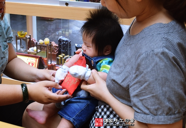 剃胎毛、滿月剃頭、嬰兒剃頭、嬰兒理髮、嬰兒剃髮、嬰兒剃胎毛、嬰兒滿月剃頭、寶寶剃頭、剃胎毛儀式、剃胎毛吉祥話、滿月剃頭儀式、滿月剃頭吉祥話、寶寶剃胎毛、寶寶滿月剃頭理髮、台中北區剃胎毛、台中北區滿月剃頭、台中北區嬰兒剃頭剃胎毛、台中北區嬰兒理髮、台中北區嬰兒剃髮、李寶寶(台中北區嬰兒寶寶滿月剃頭理髮、免費嬰兒剃胎毛儀式吉祥話)。中國風會場，爸媽寶貝免費穿「日中韓」古裝禮服。專業拍照、DVD光碟、證書。★購買「臍帶章、肚臍章、胎毛筆刷印章」贈送：剃頭、收涎、抓周，三選一。2016.04.24  照片5