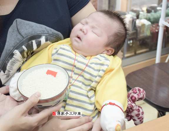 李寶寶(新北永和區嬰兒寶寶滿月剃頭理髮、免費嬰兒剃胎毛儀式吉祥話)。中國風會場，爸媽寶貝免費穿「日中韓」古裝禮服。專業拍照、DVD光碟、證書。★購買「臍帶章、肚臍章、胎毛筆刷印章」贈送：剃頭、收涎、抓周，三選一。 2015.11.29 照片6