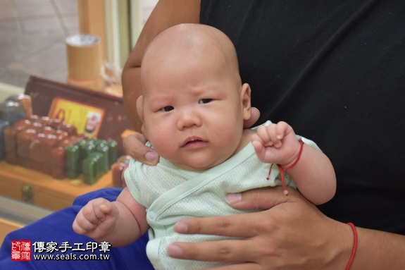 剃胎毛、滿月剃頭、嬰兒剃頭、嬰兒理髮、嬰兒剃髮、嬰兒剃胎毛、嬰兒滿月剃頭、寶寶剃頭、剃胎毛儀式、剃胎毛吉祥話、滿月剃頭儀式、滿月剃頭吉祥話、寶寶剃胎毛、寶寶滿月剃頭理髮、 新北市永和地區剃胎毛、新北市永和地區滿月剃頭、新北市永和地區嬰兒剃頭剃胎毛、新北市永和地區嬰兒理髮、新北市嬰兒剃髮、莊寶寶(新北永和區嬰兒寶寶滿月剃頭理髮、免費嬰兒剃胎毛儀式吉祥話)。中國風會場，爸媽寶貝免費穿「日中韓」古裝禮服。專業拍照、DVD光碟、證書。★購買「臍帶章、肚臍章、胎毛筆刷印章」贈送：剃頭、收涎、抓周，三選一。2017.09.06照片18