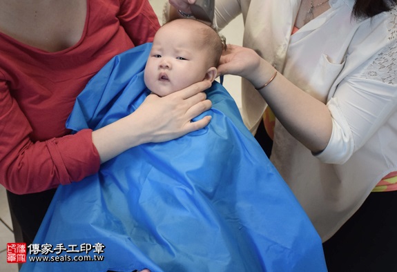 剃胎毛、滿月剃頭、嬰兒剃頭、嬰兒理髮、嬰兒剃髮、嬰兒剃胎毛、嬰兒滿月剃頭、寶寶剃頭、剃胎毛儀式、剃胎毛吉祥話、滿月剃頭儀式、滿月剃頭吉祥話、寶寶剃胎毛、寶寶滿月剃頭理髮、 台北中正區剃胎毛、台北中正區滿月剃頭、 台北中正區嬰兒剃頭剃胎毛、台北中正區嬰兒理髮、台北中正區嬰兒剃髮、張妹妹(台北中正區到府嬰兒寶寶滿月剃頭理髮、免費到府嬰兒剃胎毛儀式吉祥話)。到府剃頭剃胎毛主持、專業拍照、DVD光碟、證書。★購買「臍帶章、肚臍章、胎毛筆刷印章」贈送：剃頭、收涎、抓周，三選一。2016.04.16  照片13