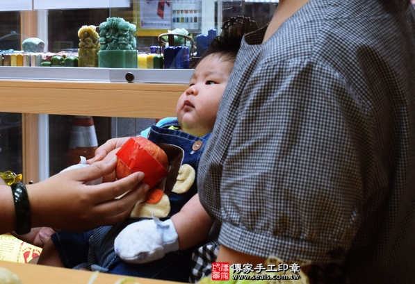 剃胎毛、滿月剃頭、嬰兒剃頭、嬰兒理髮、嬰兒剃髮、嬰兒剃胎毛、嬰兒滿月剃頭、寶寶剃頭、剃胎毛儀式、剃胎毛吉祥話、滿月剃頭儀式、滿月剃頭吉祥話、寶寶剃胎毛、寶寶滿月剃頭理髮、台中北區剃胎毛、台中北區滿月剃頭、台中北區嬰兒剃頭剃胎毛、台中北區嬰兒理髮、台中北區嬰兒剃髮、李寶寶(台中北區嬰兒寶寶滿月剃頭理髮、免費嬰兒剃胎毛儀式吉祥話)。中國風會場，爸媽寶貝免費穿「日中韓」古裝禮服。專業拍照、DVD光碟、證書。★購買「臍帶章、肚臍章、胎毛筆刷印章」贈送：剃頭、收涎、抓周，三選一。2016.04.24  照片7