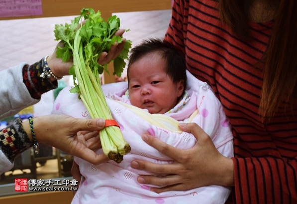 剃胎毛、滿月剃頭、嬰兒剃頭、嬰兒理髮、嬰兒剃髮、嬰兒剃胎毛、嬰兒滿月剃頭、寶寶剃頭、剃胎毛儀式、剃胎毛吉祥話、滿月剃頭儀式、滿月剃頭吉祥話、寶寶剃胎毛、寶寶滿月剃頭理髮、新北永和區剃胎毛、新北永和區滿月剃頭、新北永和區嬰兒剃頭剃胎毛、新北永和區嬰兒理髮、新北永和區嬰兒剃髮、許寶寶們(新北永和區嬰兒寶寶滿月剃頭理髮、免費嬰兒剃胎毛儀式吉祥話)。中國風會場，爸媽寶貝免費穿「日中韓」古裝禮服。專業拍照、DVD光碟、證書。★購買「臍帶章、肚臍章、胎毛筆刷印章」贈送：剃頭、收涎、抓周，三選一。2016.03.26  照片19
