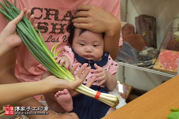 剃胎毛、滿月剃頭、嬰兒剃頭、嬰兒理髮、嬰兒剃髮、嬰兒剃胎毛、嬰兒滿月剃頭、寶寶剃頭、剃胎毛儀式、剃胎毛吉祥話、滿月剃頭儀式、滿月剃頭吉祥話、寶寶剃胎毛、寶寶滿月剃頭理髮、 新北市永和地區剃胎毛、新北市永和地區滿月剃頭、新北市永和地區嬰兒剃頭剃胎毛、新北市永和地區嬰兒理髮、新北市嬰兒剃髮、劉寶寶(新北永和區嬰兒寶寶滿月剃頭理髮、免費嬰兒剃胎毛儀式吉祥話)。中國風會場，爸媽寶貝免費穿「日中韓」古裝禮服。專業拍照、DVD光碟、證書。★購買「臍帶章、肚臍章、胎毛筆刷印章」贈送：剃頭、收涎、抓周，三選一。2017.09.10照片11