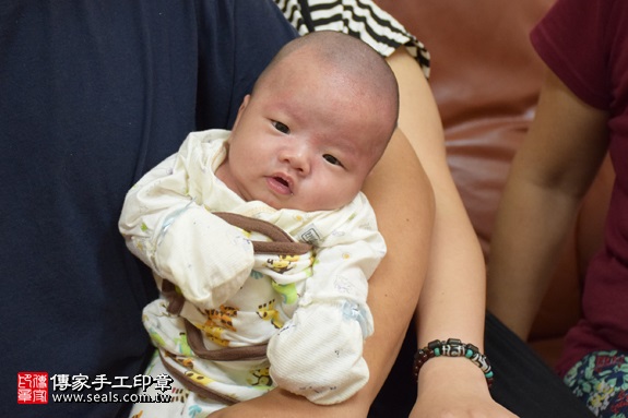 剃胎毛、滿月剃頭、嬰兒剃頭、嬰兒理髮、嬰兒剃髮、嬰兒剃胎毛、嬰兒滿月剃頭、寶寶剃頭、剃胎毛儀式、剃胎毛吉祥話、滿月剃頭儀式、滿月剃頭吉祥話、寶寶剃胎毛、寶寶滿月剃頭理髮、 新竹縣竹東地區剃胎毛、新竹縣竹東地區滿月剃頭、新竹縣竹東地區嬰兒剃頭剃胎毛、新竹縣竹東地區嬰兒理髮、新竹縣嬰兒剃髮、 林寶寶(新竹竹東鎮到府嬰兒寶寶滿月剃頭理髮、免費到府嬰兒剃胎毛儀式吉祥話)。到府剃頭剃胎毛主持、專業拍照、DVD光碟、證書。★購買「臍帶章、肚臍章、胎毛筆刷印章」贈送：剃頭、收涎、抓周，三選一。2017.09.03照片18