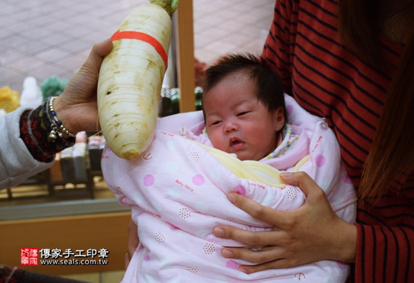剃胎毛、滿月剃頭、嬰兒剃頭、嬰兒理髮、嬰兒剃髮、嬰兒剃胎毛、嬰兒滿月剃頭、寶寶剃頭、剃胎毛儀式、剃胎毛吉祥話、滿月剃頭儀式、滿月剃頭吉祥話、寶寶剃胎毛、寶寶滿月剃頭理髮、新北永和區剃胎毛、新北永和區滿月剃頭、新北永和區嬰兒剃頭剃胎毛、新北永和區嬰兒理髮、新北永和區嬰兒剃髮、許寶寶們(新北永和區嬰兒寶寶滿月剃頭理髮、免費嬰兒剃胎毛儀式吉祥話)。中國風會場，爸媽寶貝免費穿「日中韓」古裝禮服。專業拍照、DVD光碟、證書。★購買「臍帶章、肚臍章、胎毛筆刷印章」贈送：剃頭、收涎、抓周，三選一。2016.03.26  照片23