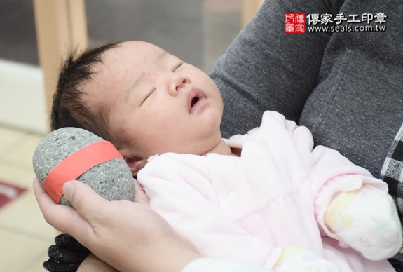 剃胎毛、滿月剃頭、嬰兒剃頭、嬰兒理髮、嬰兒剃髮、嬰兒剃胎毛、嬰兒滿月剃頭、寶寶剃頭、剃胎毛儀式、剃胎毛吉祥話、滿月剃頭儀式、滿月剃頭吉祥話、寶寶剃胎毛、寶寶滿月剃頭理髮、新北永和區剃胎毛、新北永和區滿月剃頭、新北永和區嬰兒剃頭剃胎毛、新北永和區嬰兒理髮、新北永和區嬰兒剃髮、廖寶寶(新北永和區嬰兒寶寶滿月剃頭理髮、免費嬰兒剃胎毛儀式吉祥話)。中國風會場，爸媽寶貝免費穿「日中韓」古裝禮服。專業拍照、DVD光碟、證書。★購買「臍帶章、肚臍章、胎毛筆刷印章」贈送：剃頭、收涎、抓周，三選一。2015.12.18 照片5