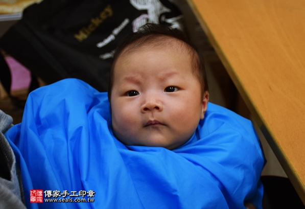 剃胎毛、滿月剃頭、嬰兒剃頭、嬰兒理髮、嬰兒剃髮、嬰兒剃胎毛、嬰兒滿月剃頭、寶寶剃頭、剃胎毛儀式、剃胎毛吉祥話、滿月剃頭儀式、滿月剃頭吉祥話、寶寶剃胎毛、寶寶滿月剃頭理髮、新北永和區剃胎毛、新北永和區滿月剃頭、新北永和區嬰兒剃頭剃胎毛、新北永和區嬰兒理髮、新北永和區嬰兒剃髮、鄭寶寶(新北永和區嬰兒寶寶滿月剃頭理髮、免費嬰兒剃胎毛儀式吉祥話)。中國風會場，爸媽寶貝免費穿「日中韓」古裝禮服。專業拍照、DVD光碟、證書。★購買「臍帶章、肚臍章、胎毛筆刷印章」贈送：剃頭、收涎、抓周，三選一。2016.04.11  照片15