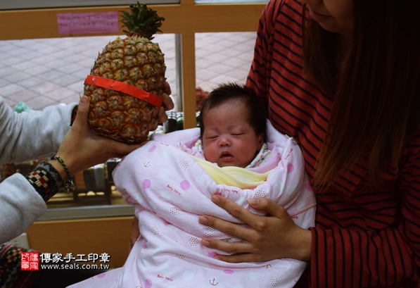 剃胎毛、滿月剃頭、嬰兒剃頭、嬰兒理髮、嬰兒剃髮、嬰兒剃胎毛、嬰兒滿月剃頭、寶寶剃頭、剃胎毛儀式、剃胎毛吉祥話、滿月剃頭儀式、滿月剃頭吉祥話、寶寶剃胎毛、寶寶滿月剃頭理髮、新北永和區剃胎毛、新北永和區滿月剃頭、新北永和區嬰兒剃頭剃胎毛、新北永和區嬰兒理髮、新北永和區嬰兒剃髮、許寶寶們(新北永和區嬰兒寶寶滿月剃頭理髮、免費嬰兒剃胎毛儀式吉祥話)。中國風會場，爸媽寶貝免費穿「日中韓」古裝禮服。專業拍照、DVD光碟、證書。★購買「臍帶章、肚臍章、胎毛筆刷印章」贈送：剃頭、收涎、抓周，三選一。2016.03.26  照片25