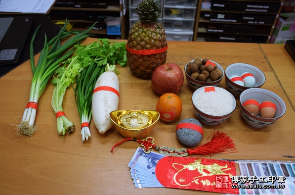 剃胎毛、滿月剃頭、嬰兒剃頭、嬰兒理髮、嬰兒剃髮、嬰兒剃胎毛、嬰兒滿月剃頭、寶寶剃頭、剃胎毛儀式、剃胎毛吉祥話、滿月剃頭儀式、滿月剃頭吉祥話、寶寶剃胎毛、寶寶滿月剃頭理髮、新北永和區剃胎毛、新北永和區滿月剃頭、新北永和區嬰兒剃頭剃胎毛、新北永和區嬰兒理髮、新北永和區嬰兒剃髮、蔡妹妹(新北永和區嬰兒寶寶滿月剃頭理髮、免費嬰兒剃胎毛儀式吉祥話)。中國風會場，爸媽寶貝免費穿「日中韓」古裝禮服。專業拍照、DVD光碟、證書。★購買「臍帶章、肚臍章、胎毛筆刷印章」贈送：剃頭、收涎、抓周，三選一。2016.02.28 照片1