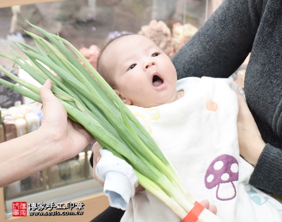 剃胎毛、滿月剃頭、嬰兒剃頭、嬰兒理髮、嬰兒剃髮、嬰兒剃胎毛、嬰兒滿月剃頭、寶寶剃頭、剃胎毛儀式、剃胎毛吉祥話、滿月剃頭儀式、滿月剃頭吉祥話、寶寶剃胎毛、寶寶滿月剃頭理髮、新北永和區剃胎毛、新北永和區滿月剃頭、新北永和區嬰兒剃頭剃胎毛、新北永和區嬰兒理髮、新北永和區嬰兒剃髮、周寶寶(新北永和區嬰兒寶寶滿月剃頭理髮、免費嬰兒剃胎毛儀式吉祥話)。中國風會場，爸媽寶貝免費穿「日中韓」古裝禮服。專業拍照、DVD光碟、證書。★購買「臍帶章、肚臍章、胎毛筆刷印章」贈送：剃頭、收涎、抓周，三選一。2015.12.19 照片14