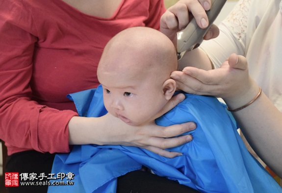 剃胎毛、滿月剃頭、嬰兒剃頭、嬰兒理髮、嬰兒剃髮、嬰兒剃胎毛、嬰兒滿月剃頭、寶寶剃頭、剃胎毛儀式、剃胎毛吉祥話、滿月剃頭儀式、滿月剃頭吉祥話、寶寶剃胎毛、寶寶滿月剃頭理髮、 台北中正區剃胎毛、台北中正區滿月剃頭、 台北中正區嬰兒剃頭剃胎毛、台北中正區嬰兒理髮、台北中正區嬰兒剃髮、張妹妹(台北中正區到府嬰兒寶寶滿月剃頭理髮、免費到府嬰兒剃胎毛儀式吉祥話)。到府剃頭剃胎毛主持、專業拍照、DVD光碟、證書。★購買「臍帶章、肚臍章、胎毛筆刷印章」贈送：剃頭、收涎、抓周，三選一。2016.04.16  照片14
