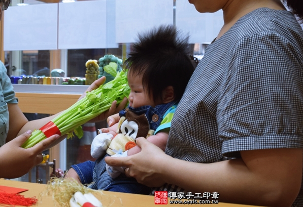 剃胎毛、滿月剃頭、嬰兒剃頭、嬰兒理髮、嬰兒剃髮、嬰兒剃胎毛、嬰兒滿月剃頭、寶寶剃頭、剃胎毛儀式、剃胎毛吉祥話、滿月剃頭儀式、滿月剃頭吉祥話、寶寶剃胎毛、寶寶滿月剃頭理髮、台中北區剃胎毛、台中北區滿月剃頭、台中北區嬰兒剃頭剃胎毛、台中北區嬰兒理髮、台中北區嬰兒剃髮、李寶寶(台中北區嬰兒寶寶滿月剃頭理髮、免費嬰兒剃胎毛儀式吉祥話)。中國風會場，爸媽寶貝免費穿「日中韓」古裝禮服。專業拍照、DVD光碟、證書。★購買「臍帶章、肚臍章、胎毛筆刷印章」贈送：剃頭、收涎、抓周，三選一。2016.04.24  照片9