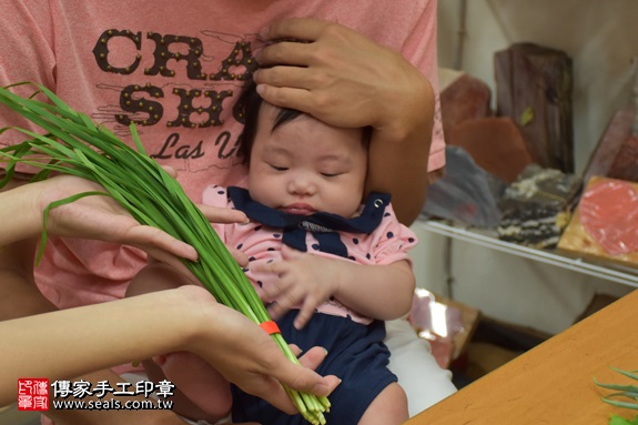 剃胎毛、滿月剃頭、嬰兒剃頭、嬰兒理髮、嬰兒剃髮、嬰兒剃胎毛、嬰兒滿月剃頭、寶寶剃頭、剃胎毛儀式、剃胎毛吉祥話、滿月剃頭儀式、滿月剃頭吉祥話、寶寶剃胎毛、寶寶滿月剃頭理髮、 新北市永和地區剃胎毛、新北市永和地區滿月剃頭、新北市永和地區嬰兒剃頭剃胎毛、新北市永和地區嬰兒理髮、新北市嬰兒剃髮、劉寶寶(新北永和區嬰兒寶寶滿月剃頭理髮、免費嬰兒剃胎毛儀式吉祥話)。中國風會場，爸媽寶貝免費穿「日中韓」古裝禮服。專業拍照、DVD光碟、證書。★購買「臍帶章、肚臍章、胎毛筆刷印章」贈送：剃頭、收涎、抓周，三選一。2017.09.10照片12