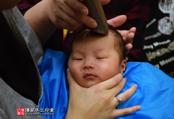 剃胎毛、滿月剃頭、嬰兒剃頭、嬰兒理髮、嬰兒剃髮、嬰兒剃胎毛、嬰兒滿月剃頭、寶寶剃頭、剃胎毛儀式、剃胎毛吉祥話、滿月剃頭儀式、滿月剃頭吉祥話、寶寶剃胎毛、寶寶滿月剃頭理髮、新北永和區剃胎毛、新北永和區滿月剃頭、新北永和區嬰兒剃頭剃胎毛、新北永和區嬰兒理髮、新北永和區嬰兒剃髮、鄭寶寶(新北永和區嬰兒寶寶滿月剃頭理髮、免費嬰兒剃胎毛儀式吉祥話)。中國風會場，爸媽寶貝免費穿「日中韓」古裝禮服。專業拍照、DVD光碟、證書。★購買「臍帶章、肚臍章、胎毛筆刷印章」贈送：剃頭、收涎、抓周，三選一。2016.04.11  照片18