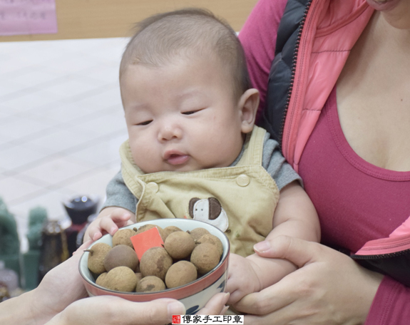 王寶寶(新北永和區嬰兒寶寶滿月剃頭理髮、免費嬰兒剃胎毛儀式吉祥話)。中國風會場，爸媽寶貝免費穿「日中韓」古裝禮服。專業拍照、DVD光碟、證書。★購買「臍帶章、肚臍章、胎毛筆刷印章」贈送：剃頭、收涎、抓周，三選一。 2015.11.22 照片7